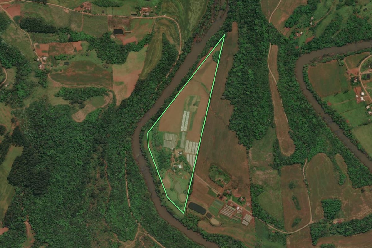 Imagem de satélite do imóvel rural em Tenente Portela (RS), com o contorno declarado no CAR desenhado por cima.