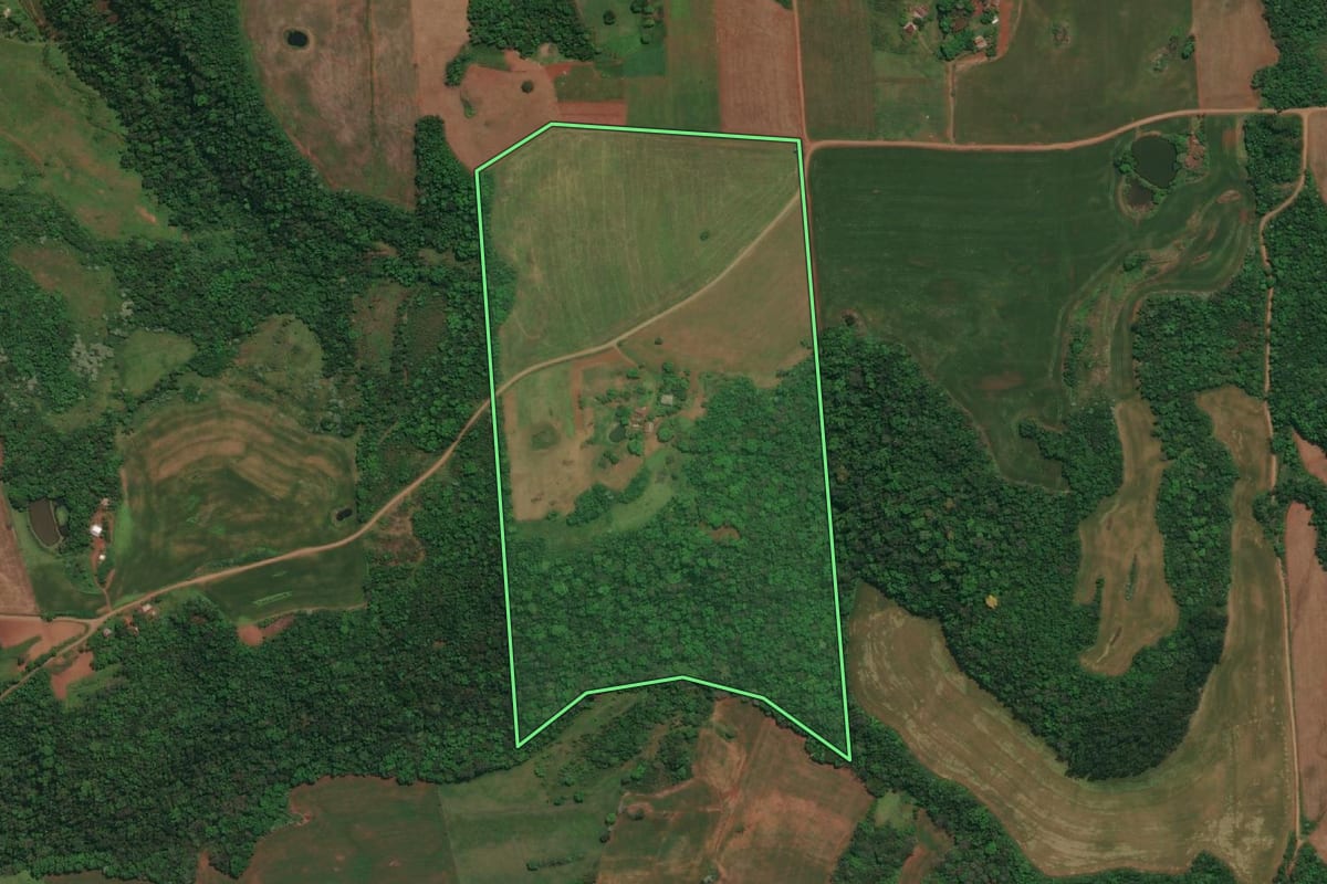 Imagem de satélite do imóvel rural em Tenente Portela (RS), com o contorno declarado no CAR desenhado por cima.