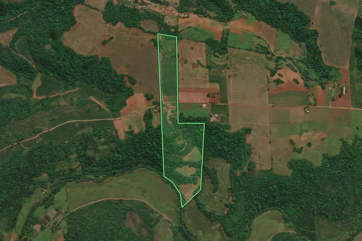 Imagem de satélite do imóvel rural em Tenente Portela (RS), com o contorno declarado no CAR desenhado por cima.