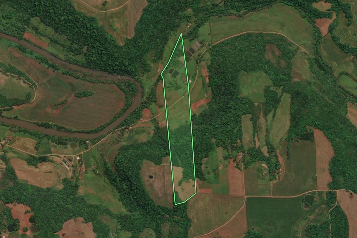 Imagem de satélite do imóvel rural em Tenente Portela (RS), com o contorno declarado no CAR desenhado por cima.