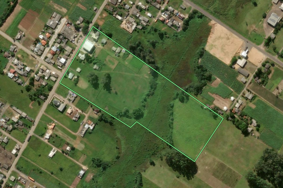 Imagem de satélite do imóvel rural em Terra de Areia (RS), com o contorno declarado no CAR desenhado por cima.