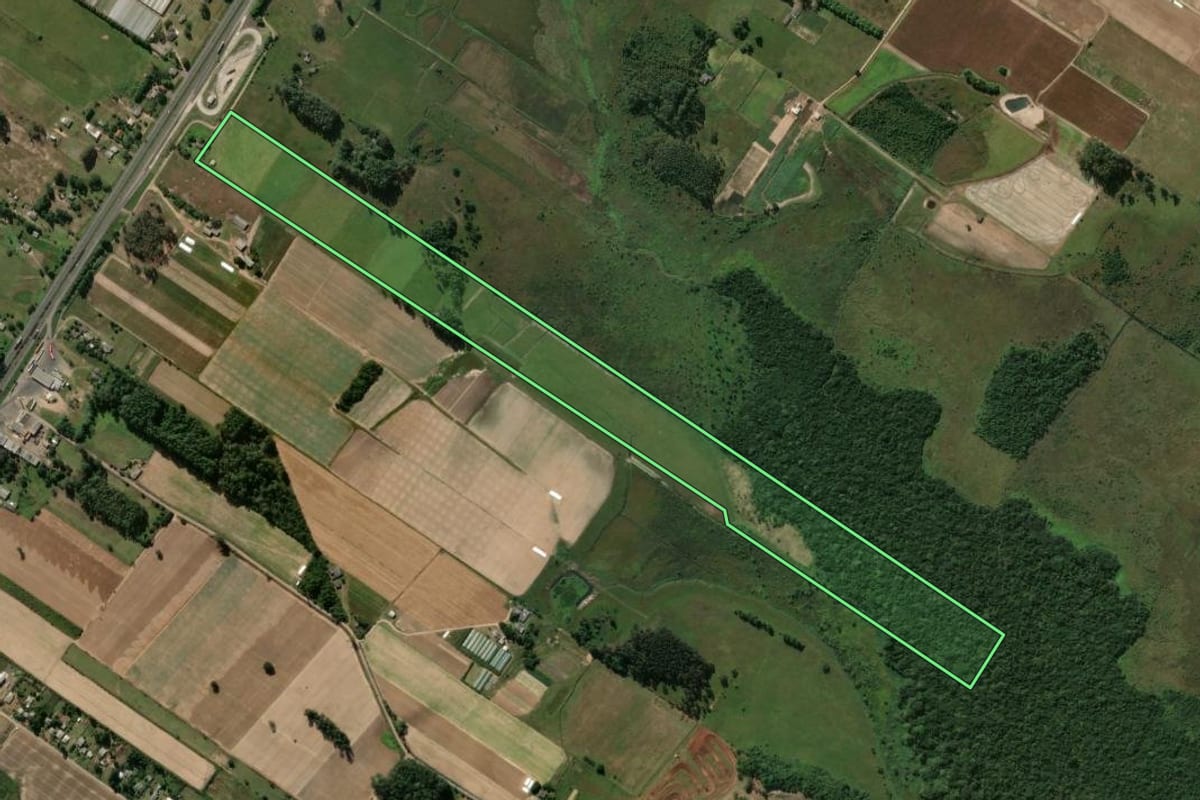 Imagem de satélite do imóvel rural em Terra de Areia (RS), com o contorno declarado no CAR desenhado por cima.