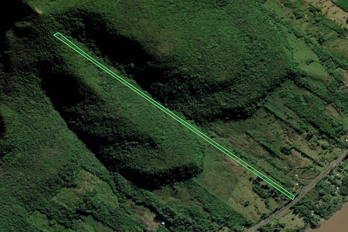 Imagem de satélite do imóvel rural em Terra de Areia (RS), com o contorno declarado no CAR desenhado por cima.