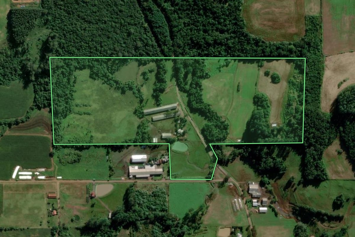 Imagem de satélite do imóvel rural em Teutônia (RS), com o contorno declarado no CAR desenhado por cima.
