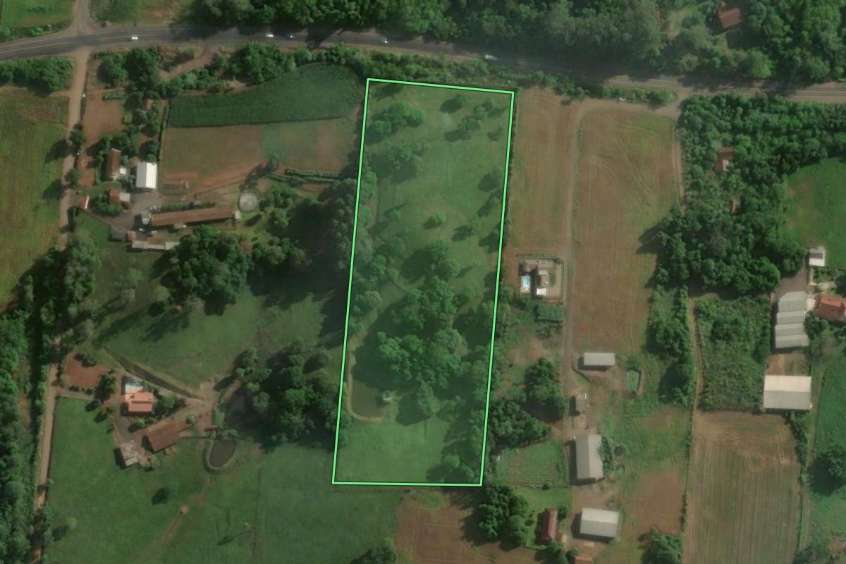Imagem de satélite do imóvel rural em Teutônia (RS), com o contorno declarado no CAR desenhado por cima.