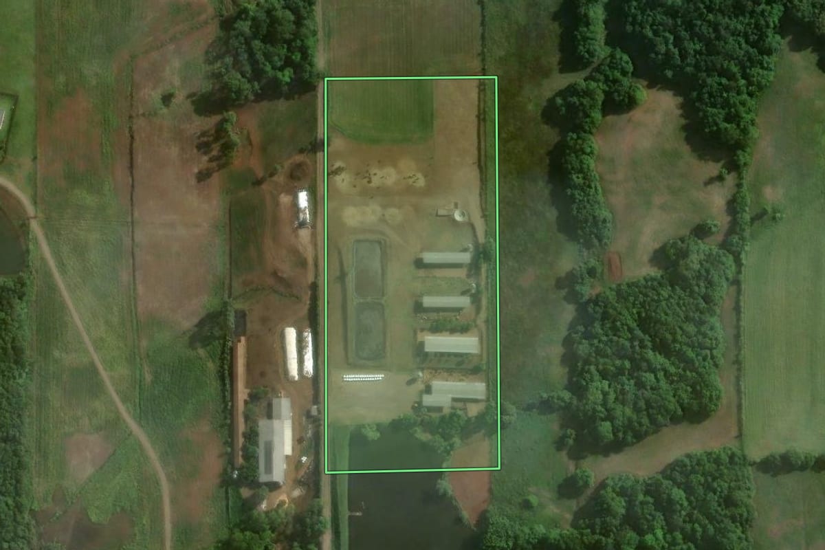 Imagem de satélite do imóvel rural em Teutônia (RS), com o contorno declarado no CAR desenhado por cima.