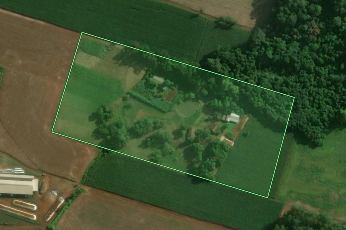 Imagem de satélite do imóvel rural em Teutônia (RS), com o contorno declarado no CAR desenhado por cima.