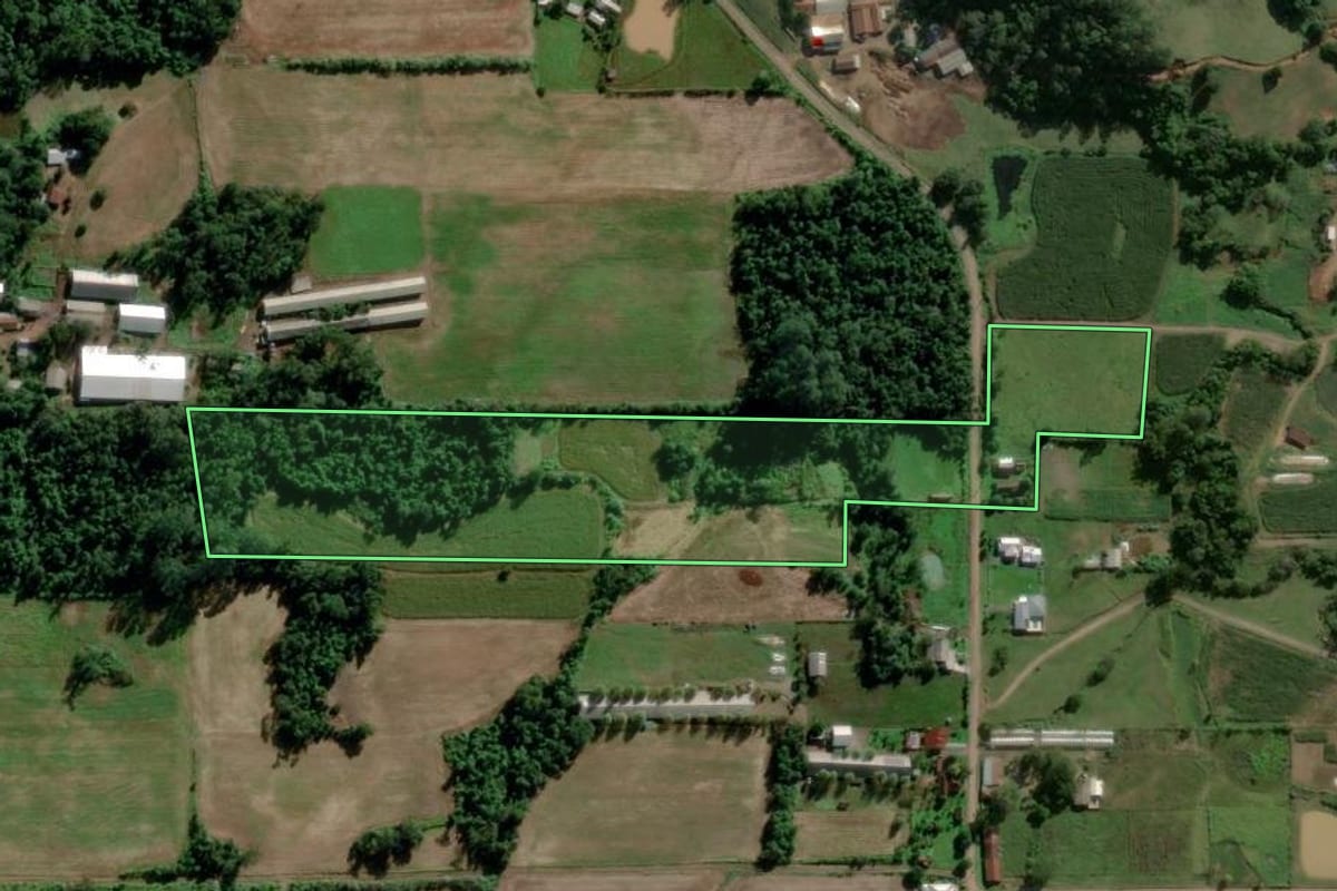 Imagem de satélite do imóvel rural em Teutônia (RS), com o contorno declarado no CAR desenhado por cima.
