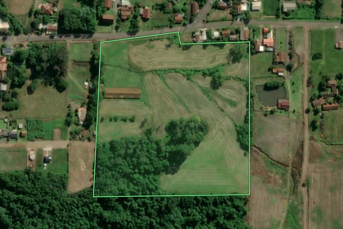 Imagem de satélite do imóvel rural em Teutônia (RS), com o contorno declarado no CAR desenhado por cima.