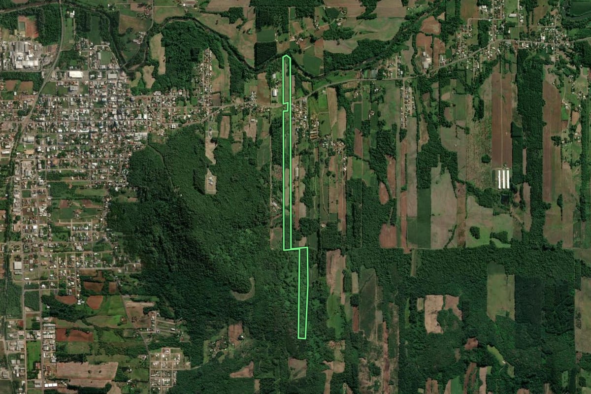 Imagem de satélite do imóvel rural em Teutônia (RS), com o contorno declarado no CAR desenhado por cima.