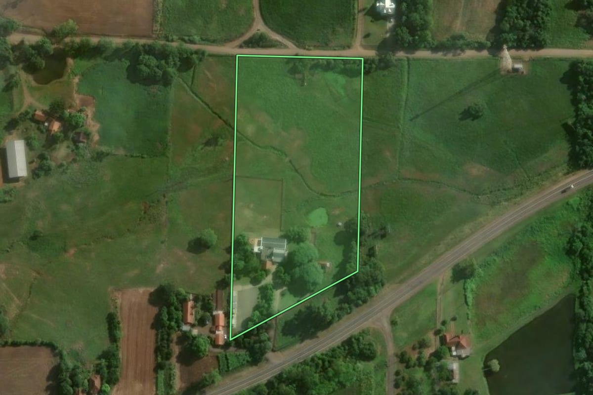 Imagem de satélite do imóvel rural em Teutônia (RS), com o contorno declarado no CAR desenhado por cima.