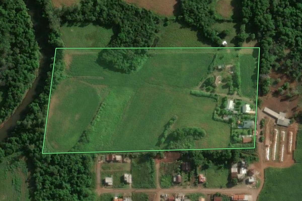 Imagem de satélite do imóvel rural em Teutônia (RS), com o contorno declarado no CAR desenhado por cima.