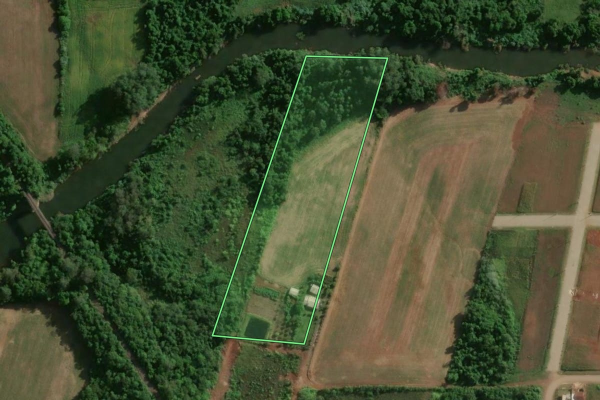 Imagem de satélite do imóvel rural em Teutônia (RS), com o contorno declarado no CAR desenhado por cima.