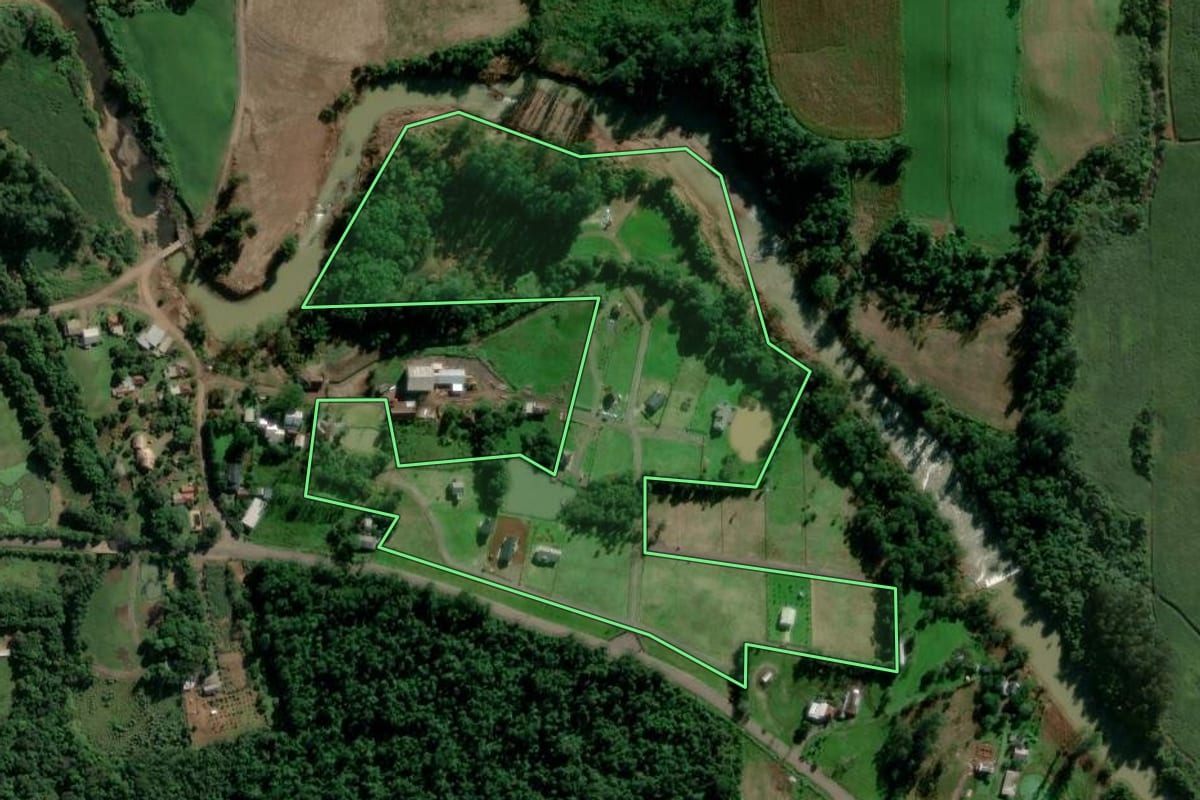 Imagem de satélite do imóvel rural em Teutônia (RS), com o contorno declarado no CAR desenhado por cima.