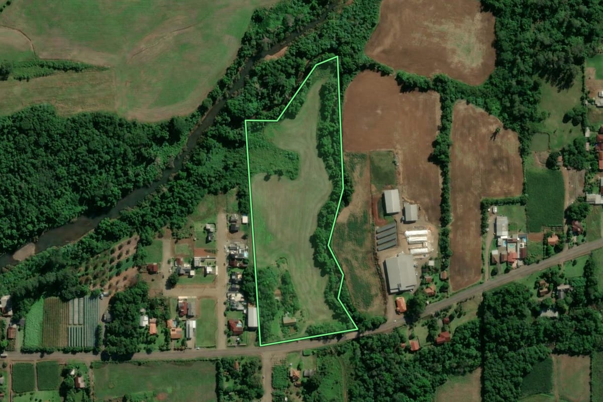Imagem de satélite do imóvel rural em Teutônia (RS), com o contorno declarado no CAR desenhado por cima.