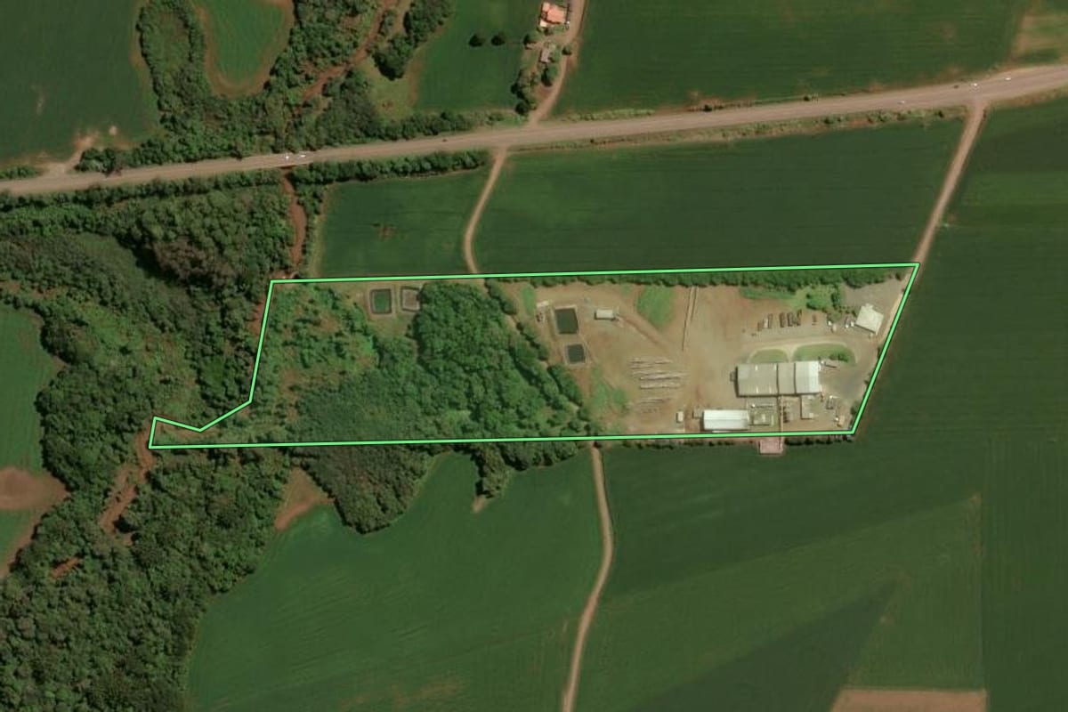 Imagem de satélite do imóvel rural em Tio Hugo (RS), com o contorno declarado no CAR desenhado por cima.