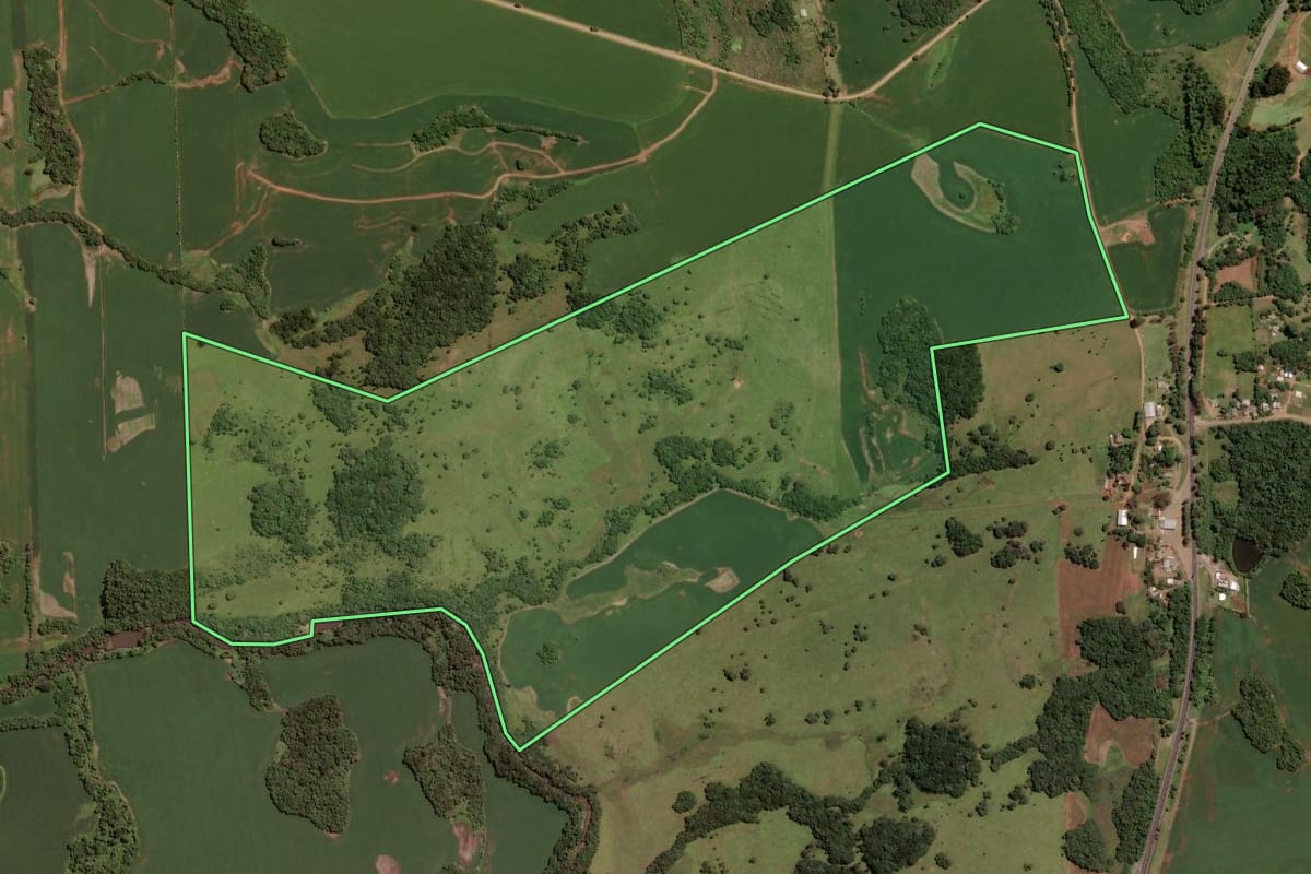 Imagem de satélite do imóvel rural em Tio Hugo (RS), com o contorno declarado no CAR desenhado por cima.