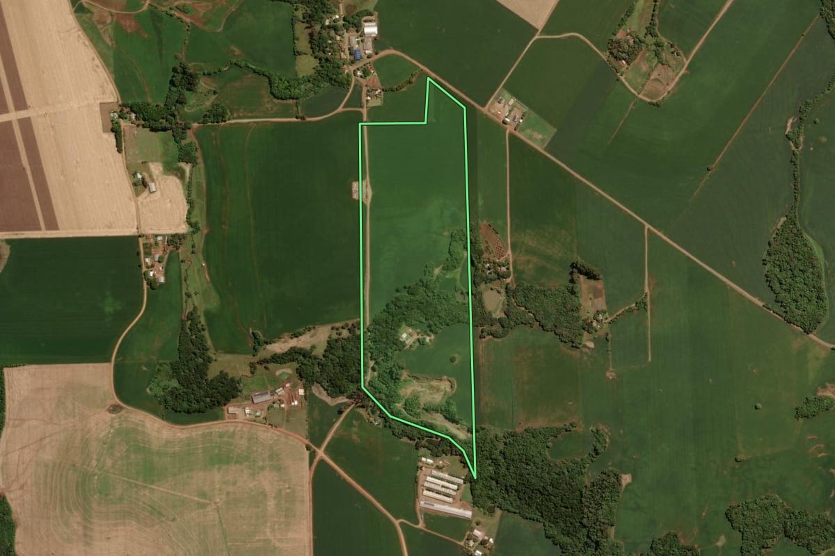 Imagem de satélite do imóvel rural em Tio Hugo (RS), com o contorno declarado no CAR desenhado por cima.