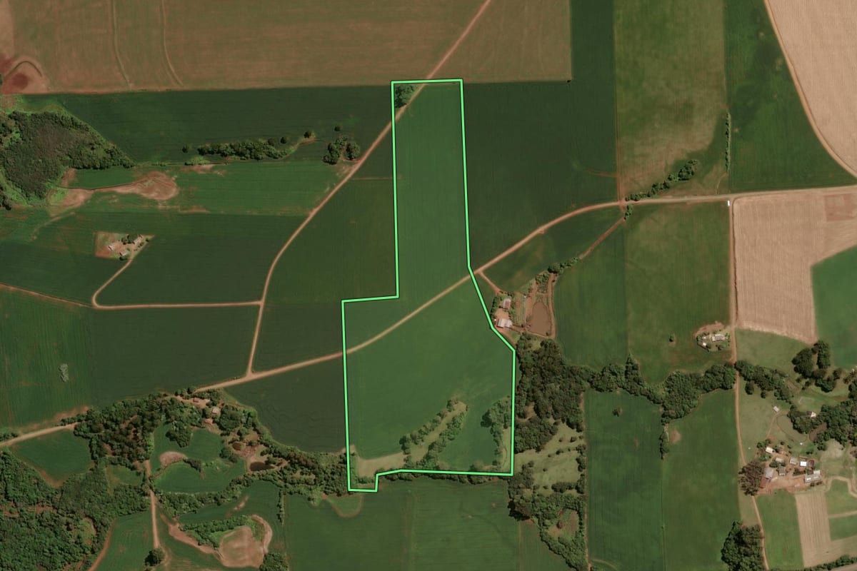 Imagem de satélite do imóvel rural em Tio Hugo (RS), com o contorno declarado no CAR desenhado por cima.