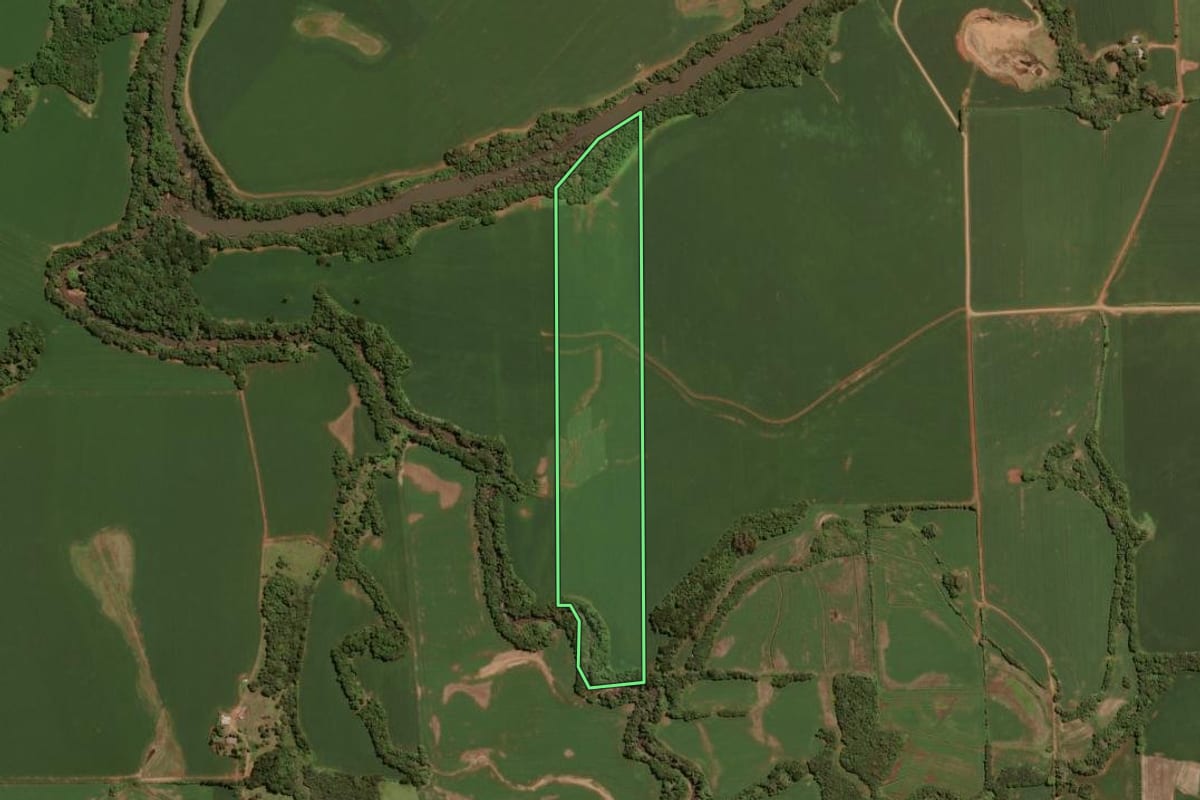 Imagem de satélite do imóvel rural em Tio Hugo (RS), com o contorno declarado no CAR desenhado por cima.