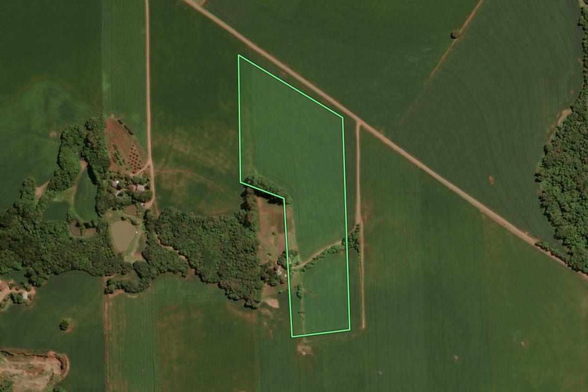 Imagem de satélite do imóvel rural em Tio Hugo (RS), com o contorno declarado no CAR desenhado por cima.