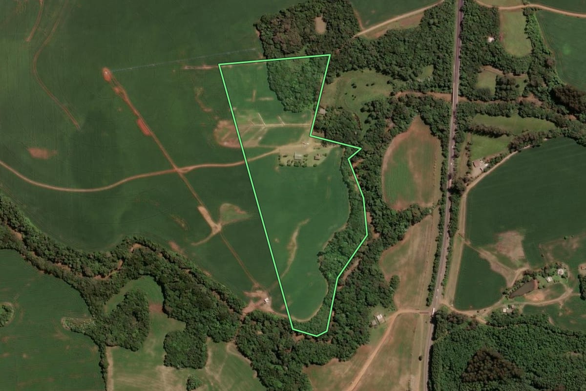 Imagem de satélite do imóvel rural em Tio Hugo (RS), com o contorno declarado no CAR desenhado por cima.