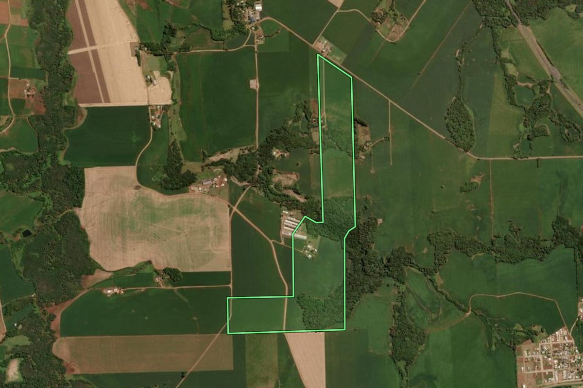 Imagem de satélite do imóvel rural em Tio Hugo (RS), com o contorno declarado no CAR desenhado por cima.