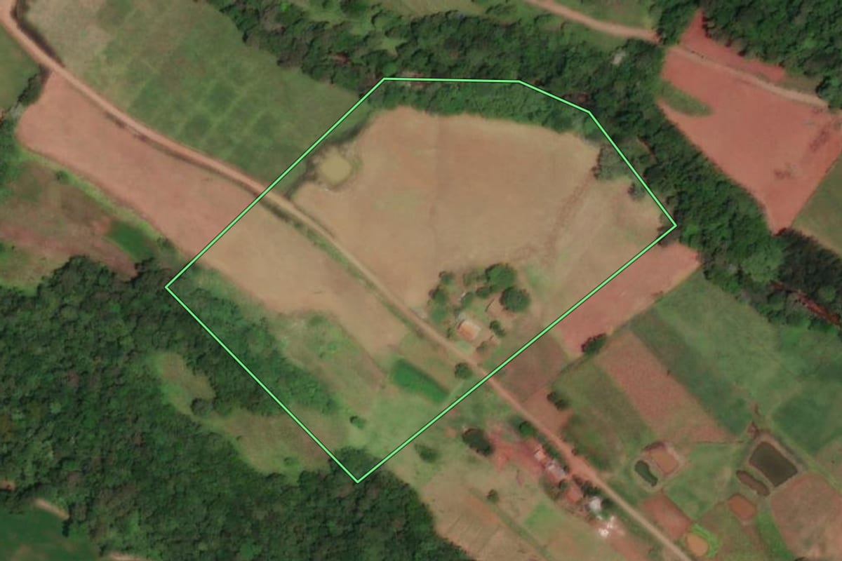 Imagem de satélite do imóvel rural em Tiradentes do Sul (RS), com o contorno declarado no CAR desenhado por cima.