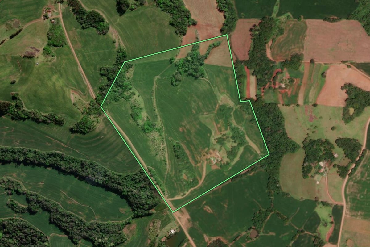 Imagem de satélite do imóvel rural em Tiradentes do Sul (RS), com o contorno declarado no CAR desenhado por cima.