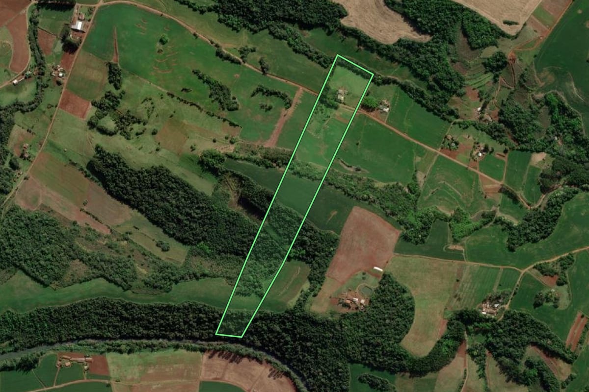 Imagem de satélite do imóvel rural em Tiradentes do Sul (RS), com o contorno declarado no CAR desenhado por cima.