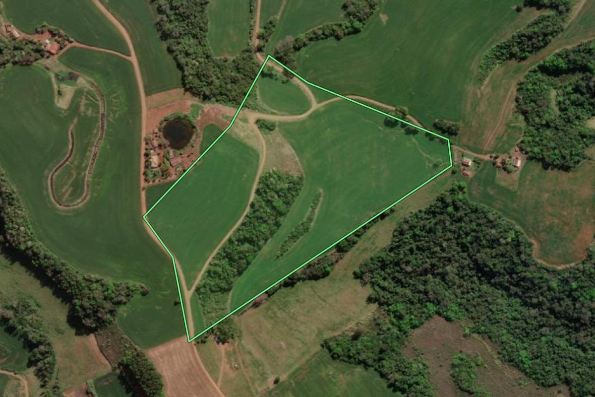 Imagem de satélite do imóvel rural em Tiradentes do Sul (RS), com o contorno declarado no CAR desenhado por cima.