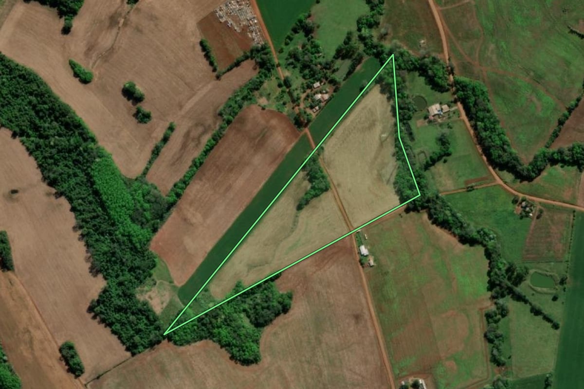 Imagem de satélite do imóvel rural em Tiradentes do Sul (RS), com o contorno declarado no CAR desenhado por cima.