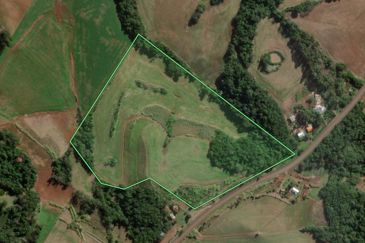 Imagem de satélite do imóvel rural em Tiradentes do Sul (RS), com o contorno declarado no CAR desenhado por cima.