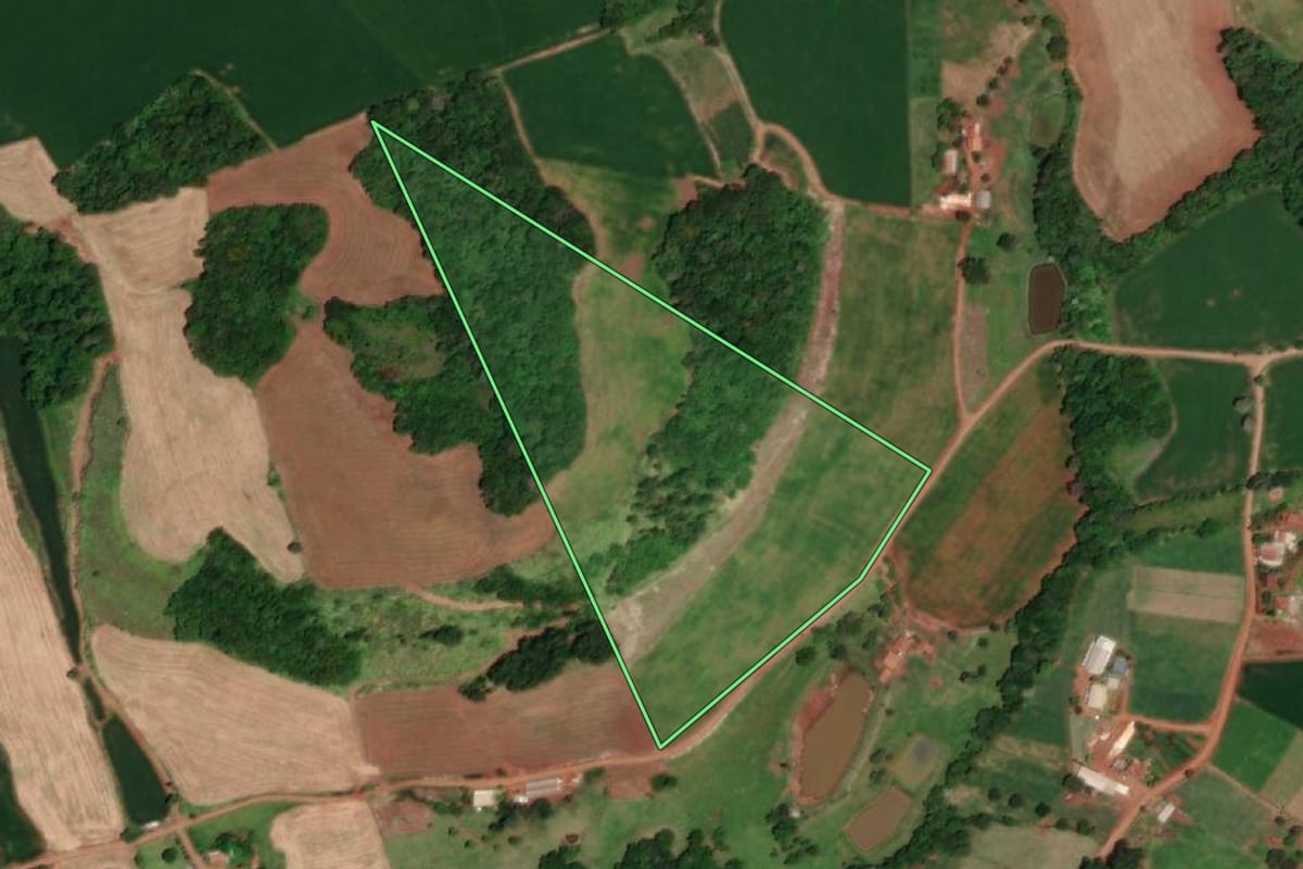 Imagem de satélite do imóvel rural em Tiradentes do Sul (RS), com o contorno declarado no CAR desenhado por cima.