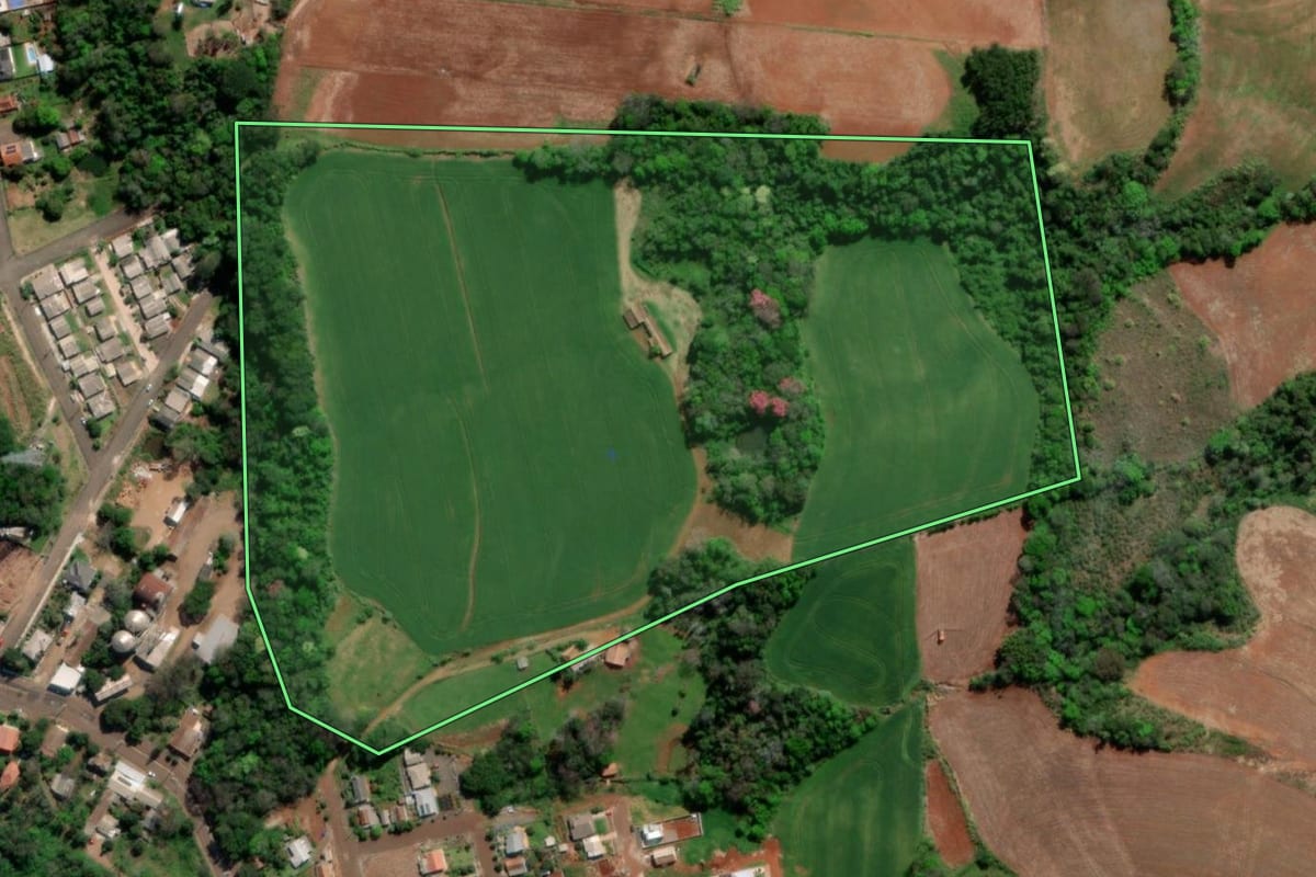 Imagem de satélite do imóvel rural em Tiradentes do Sul (RS), com o contorno declarado no CAR desenhado por cima.