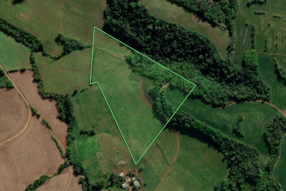 Imagem de satélite do imóvel rural em Tiradentes do Sul (RS), com o contorno declarado no CAR desenhado por cima.