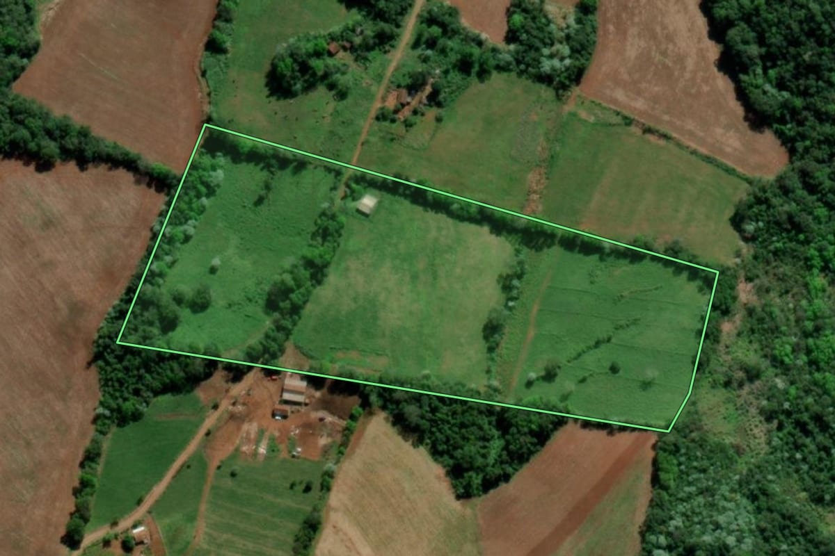 Imagem de satélite do imóvel rural em Tiradentes do Sul (RS), com o contorno declarado no CAR desenhado por cima.