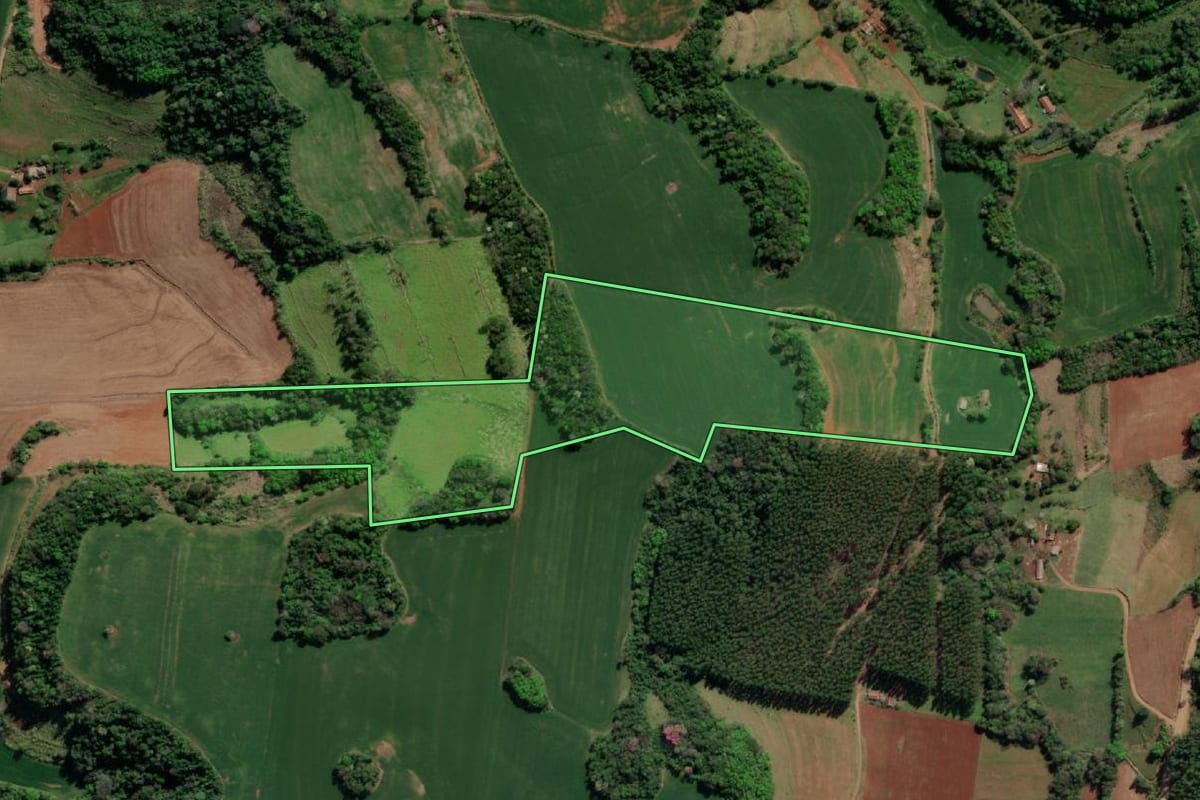 Imagem de satélite do imóvel rural em Tiradentes do Sul (RS), com o contorno declarado no CAR desenhado por cima.