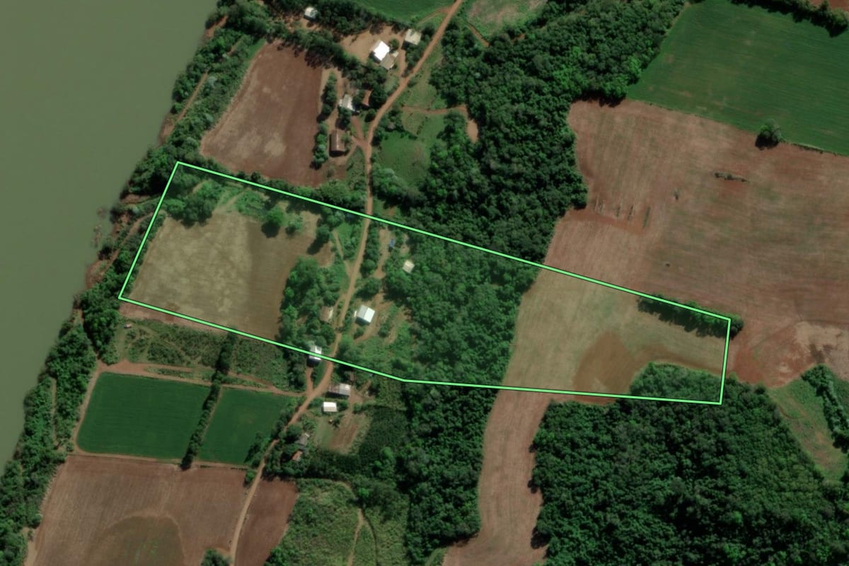 Imagem de satélite do imóvel rural em Tiradentes do Sul (RS), com o contorno declarado no CAR desenhado por cima.