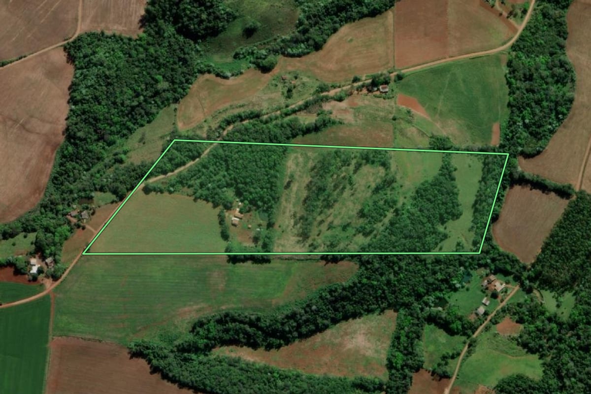 Imagem de satélite do imóvel rural em Tiradentes do Sul (RS), com o contorno declarado no CAR desenhado por cima.