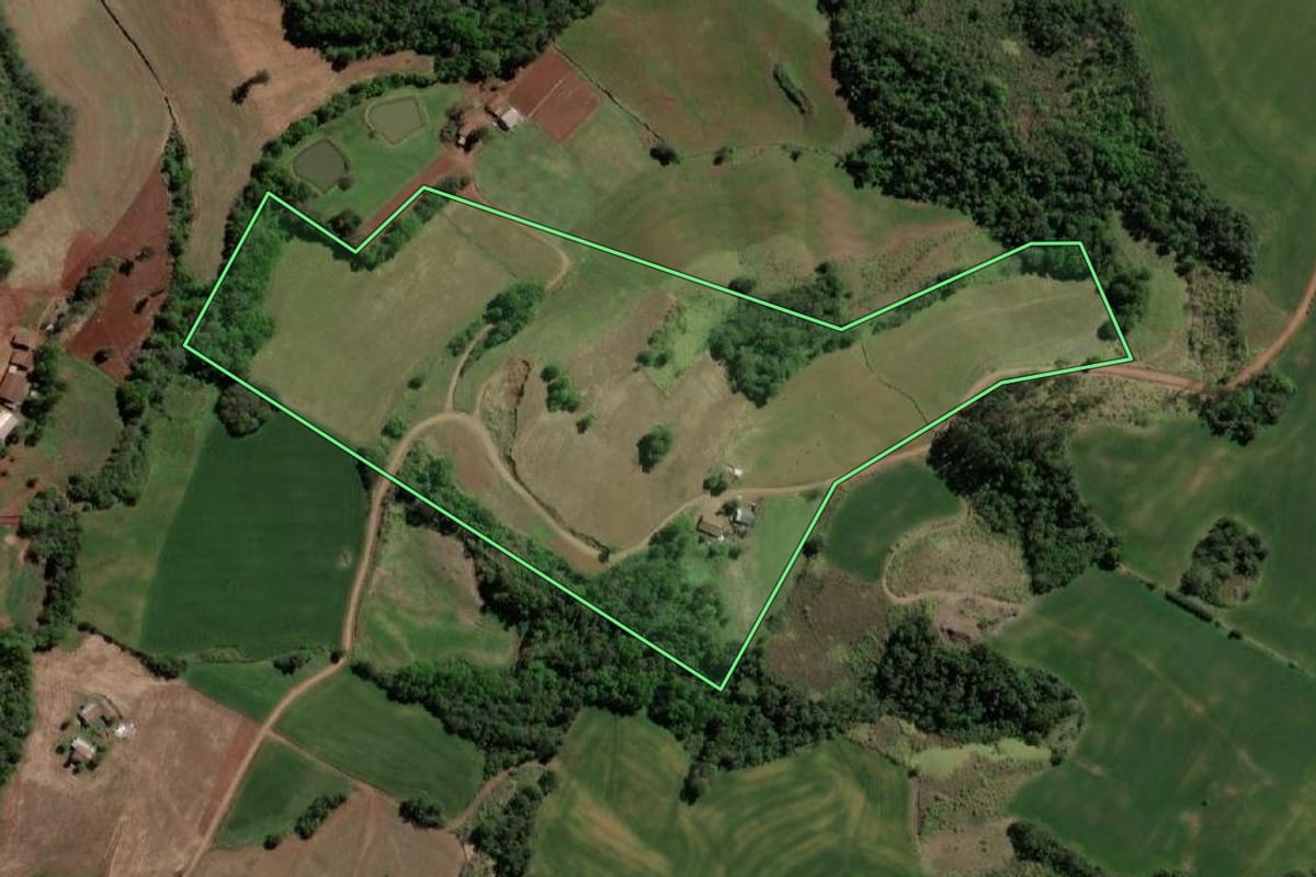 Imagem de satélite do imóvel rural em Tiradentes do Sul (RS), com o contorno declarado no CAR desenhado por cima.