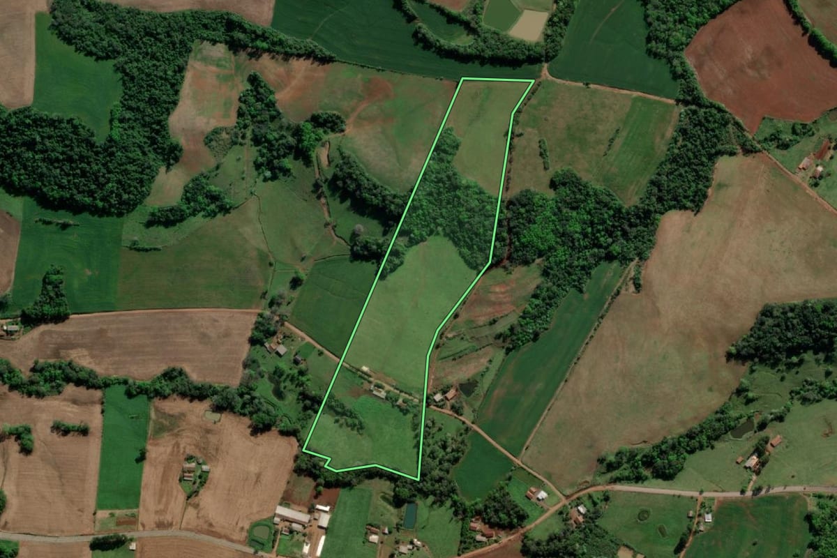 Imagem de satélite do imóvel rural em Tiradentes do Sul (RS), com o contorno declarado no CAR desenhado por cima.