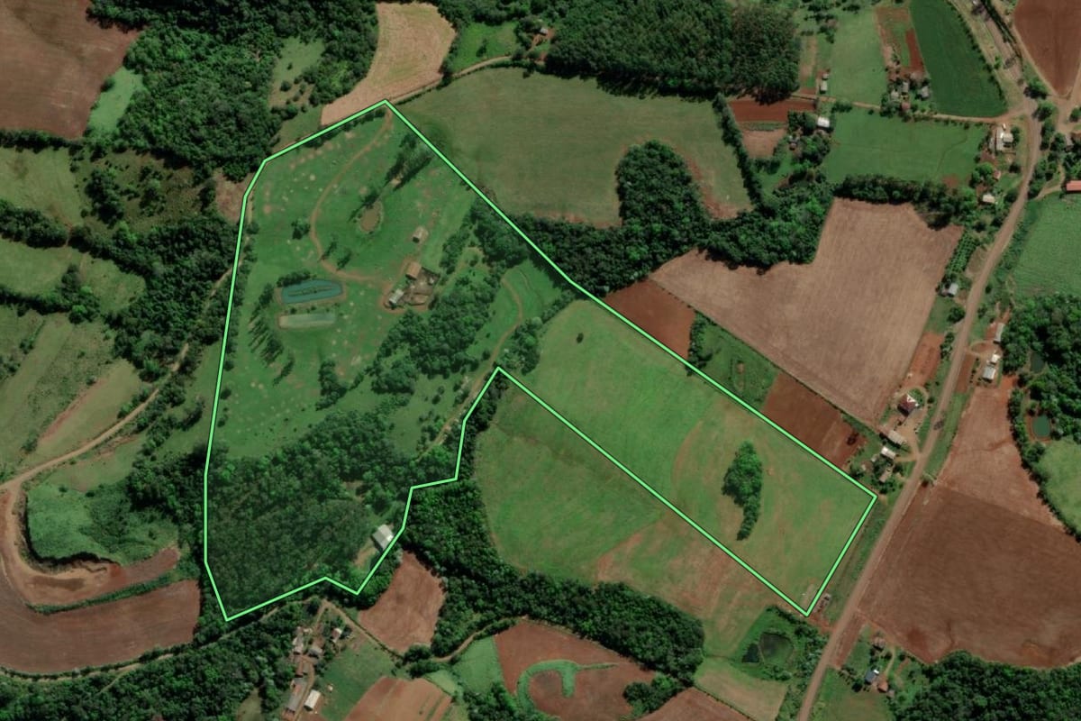 Imagem de satélite do imóvel rural em Tiradentes do Sul (RS), com o contorno declarado no CAR desenhado por cima.