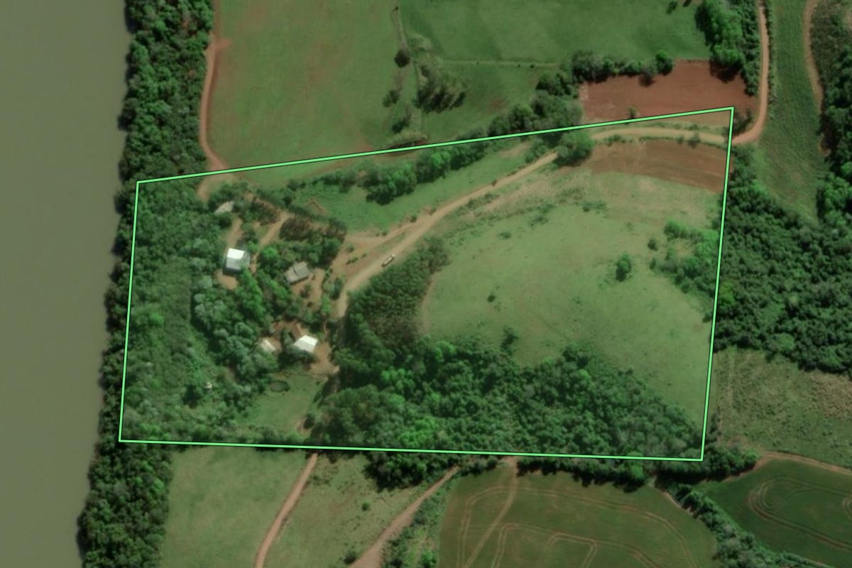 Imagem de satélite do imóvel rural em Tiradentes do Sul (RS), com o contorno declarado no CAR desenhado por cima.