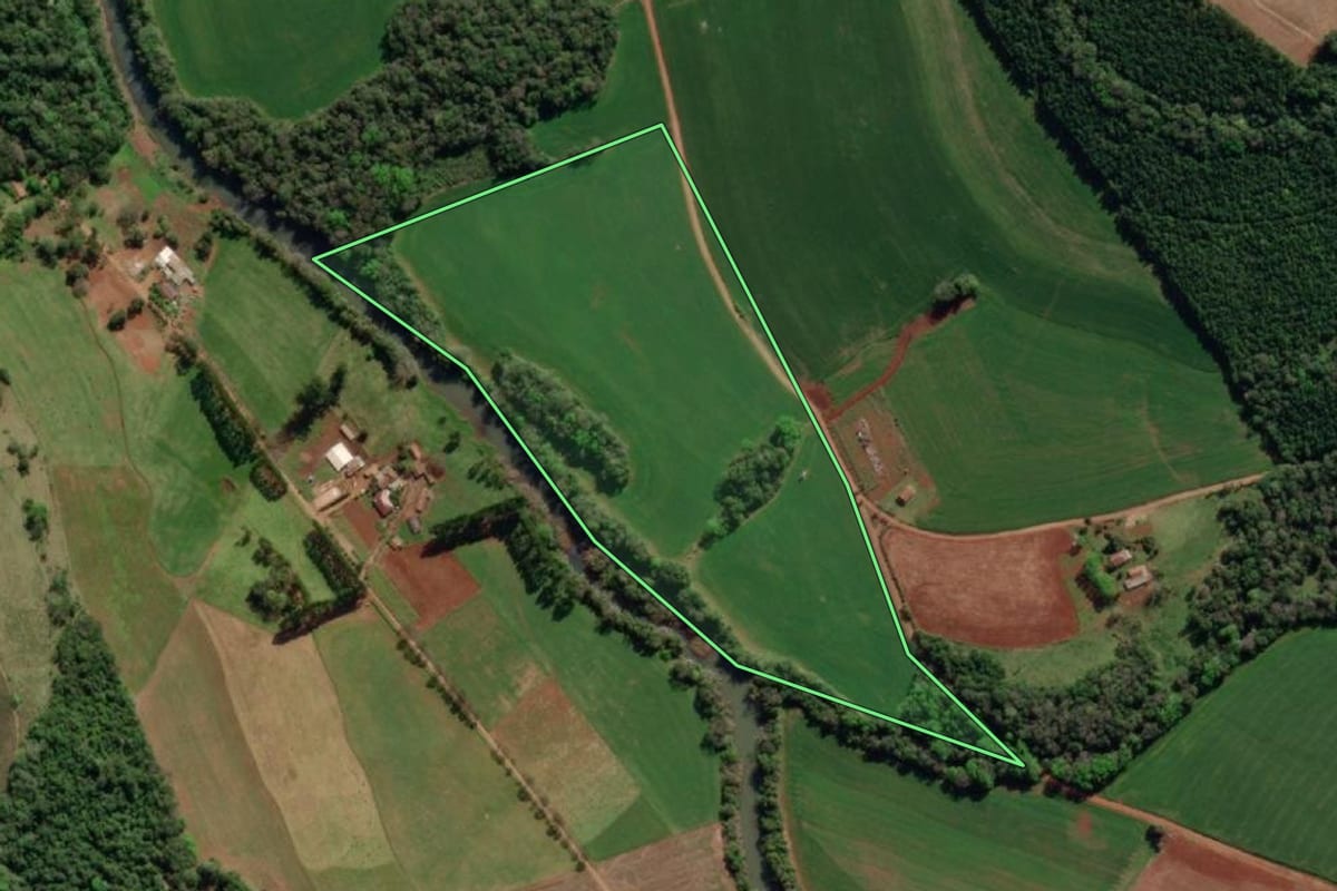 Imagem de satélite do imóvel rural em Tiradentes do Sul (RS), com o contorno declarado no CAR desenhado por cima.