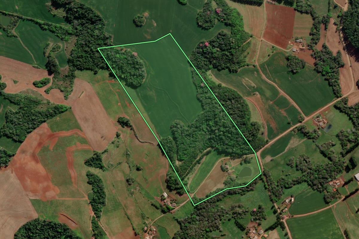 Imagem de satélite do imóvel rural em Tiradentes do Sul (RS), com o contorno declarado no CAR desenhado por cima.