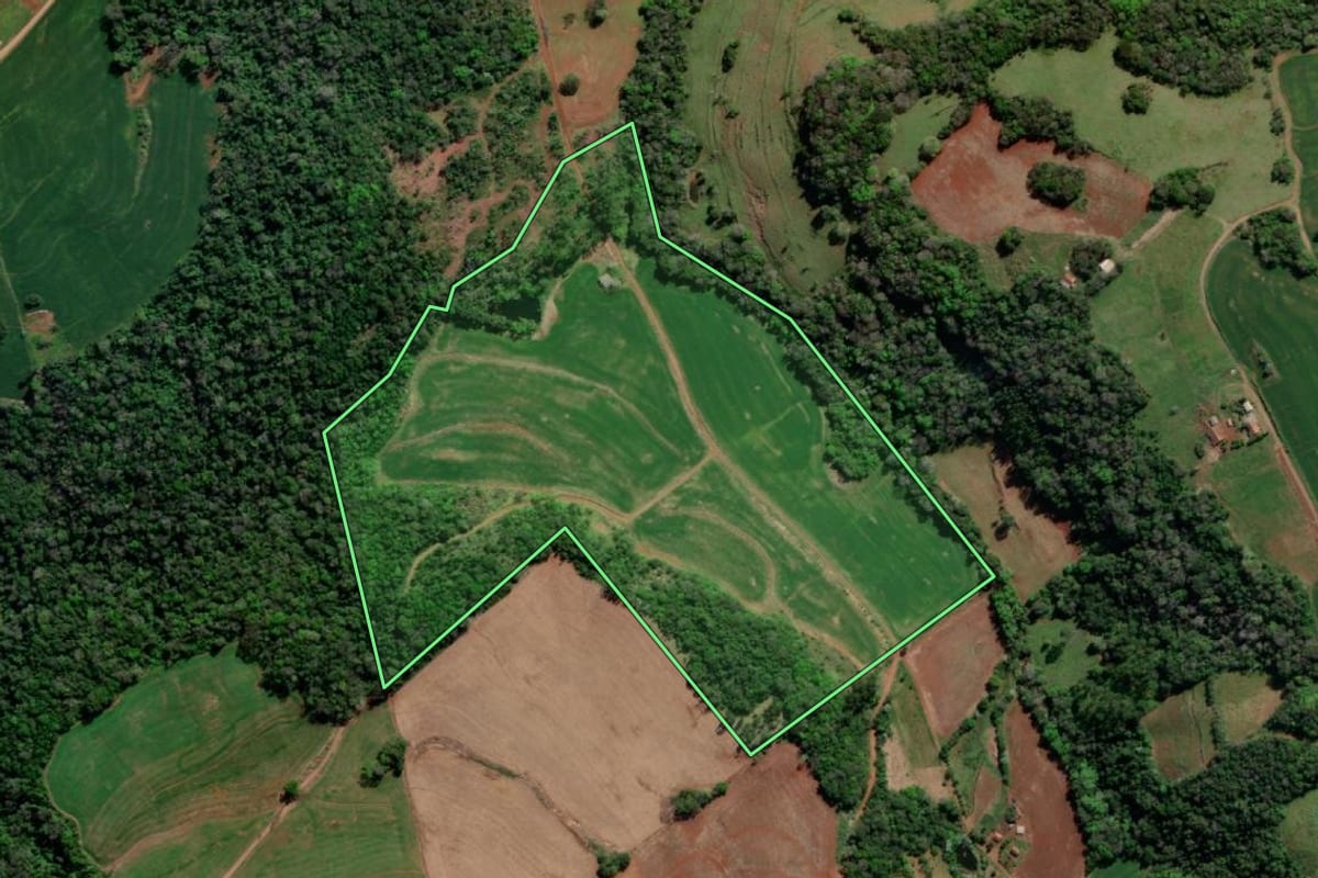 Imagem de satélite do imóvel rural em Tiradentes do Sul (RS), com o contorno declarado no CAR desenhado por cima.