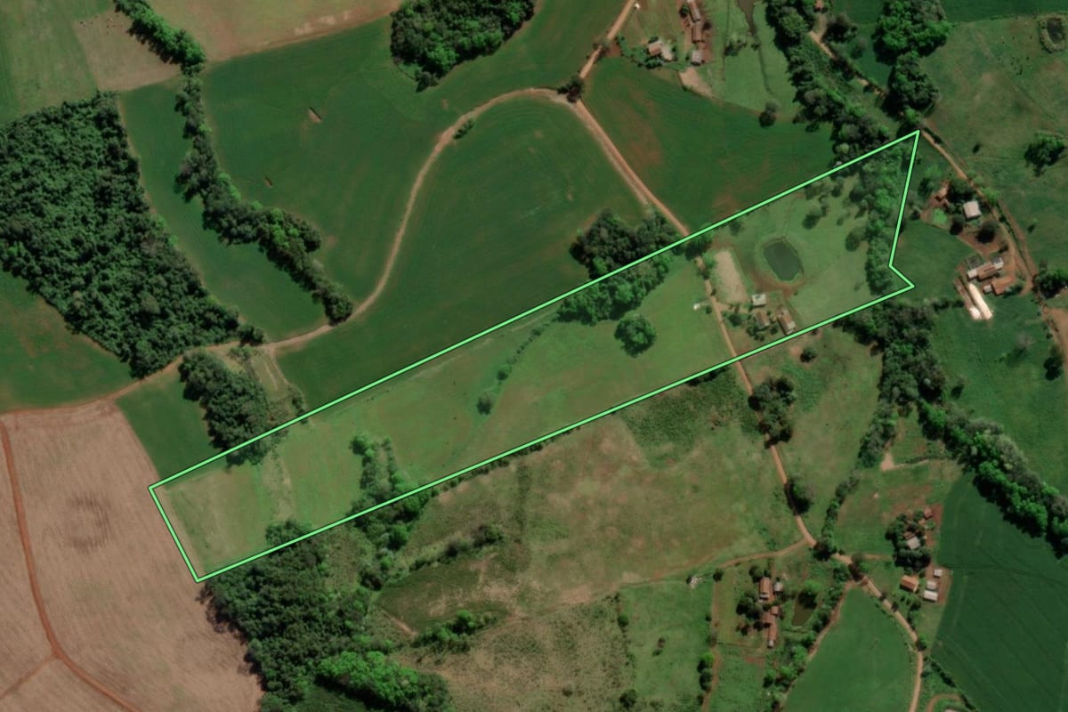 Imagem de satélite do imóvel rural em Tiradentes do Sul (RS), com o contorno declarado no CAR desenhado por cima.
