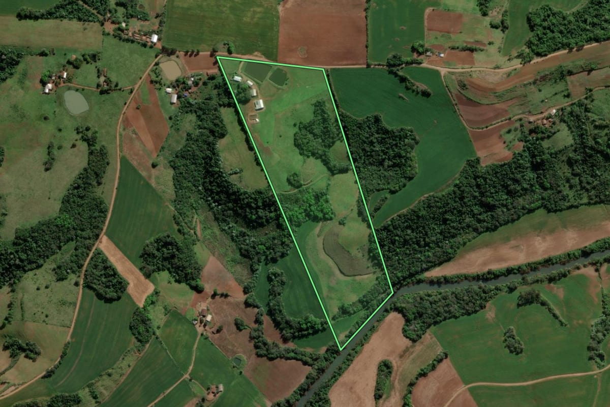 Imagem de satélite do imóvel rural em Tiradentes do Sul (RS), com o contorno declarado no CAR desenhado por cima.