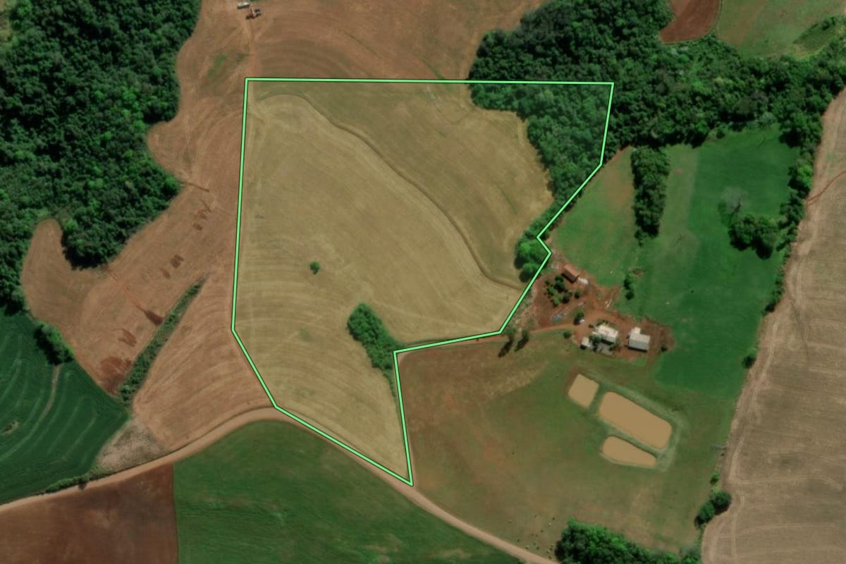 Imagem de satélite do imóvel rural em Tiradentes do Sul (RS), com o contorno declarado no CAR desenhado por cima.